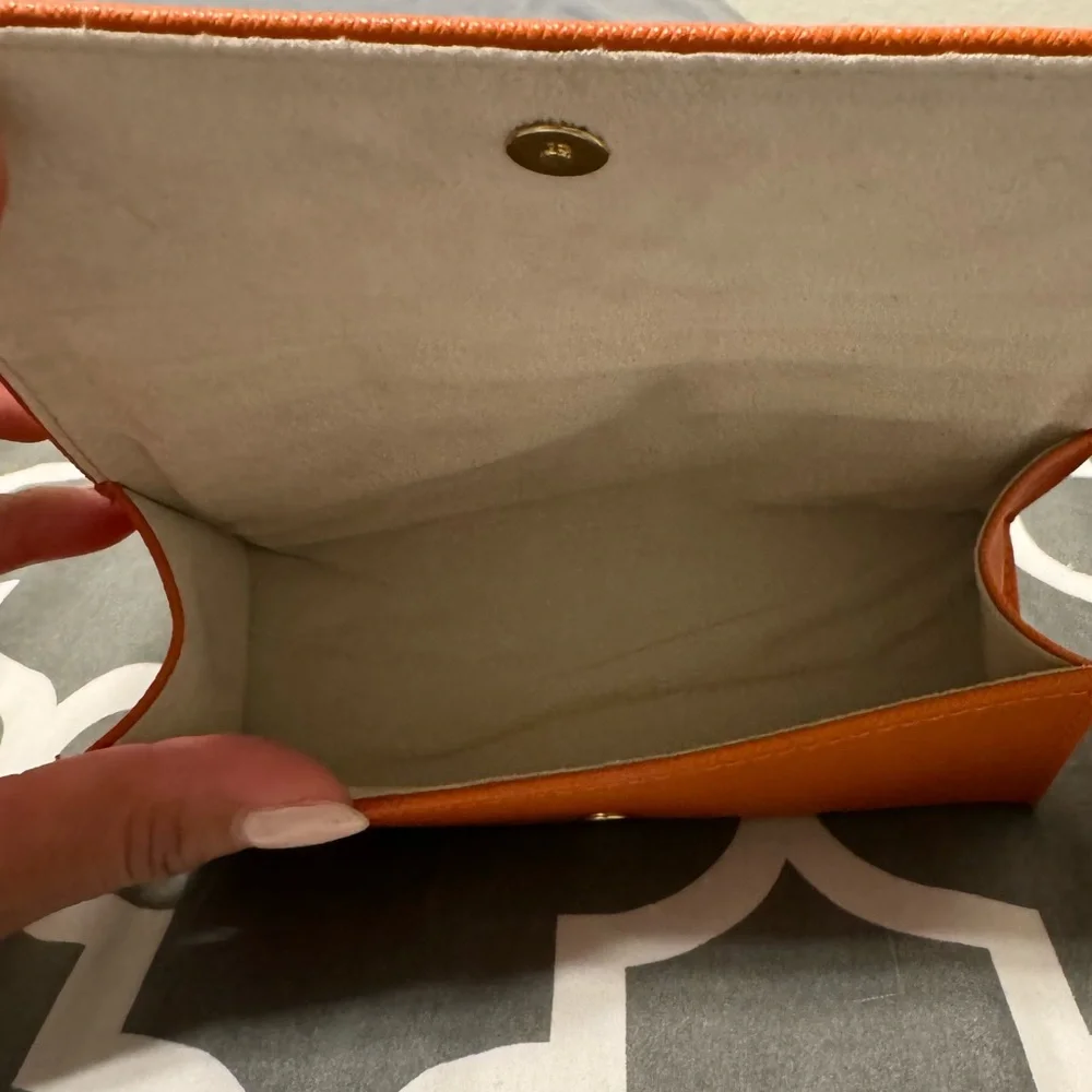 Tory Burch sunglasses case. Fits Sunglasses 144mm frame(regular sized glasses) - Picture 2 of 6